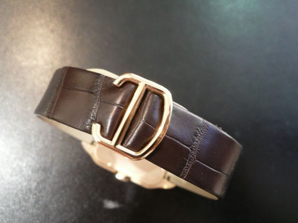 The splendid copy Santos De Cartier Santos-Dumont W2020067 watches have brown leather straps.