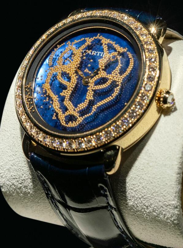 Imitation watches sales online show brilliant luster.